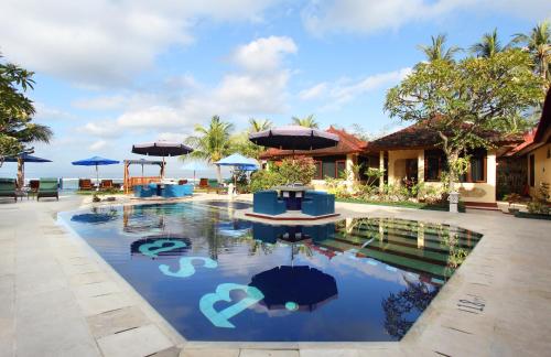 巴厘岛海景海滩俱乐部酒店内部或周边的泳池