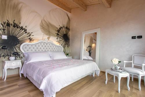 朱利亚诺瓦Bellavistarelax的卧室配有一张白色大床和两把椅子
