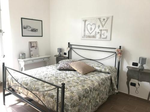 斯培西亚Il Nido da Chiara的一间卧室配有一张带枕头的床