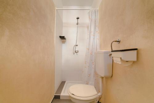 里米尼Bel Soggiorno的一间带卫生间和淋浴的浴室