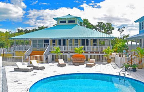 基拉戈Dolphin Point Villas的房屋前有游泳池的房子