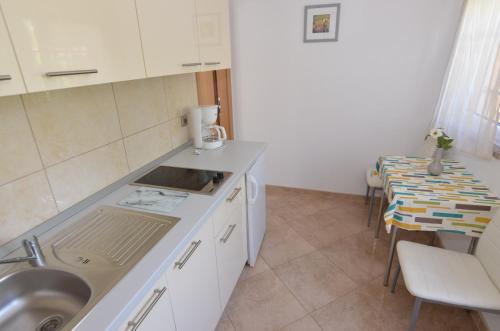 Apartmani Dekovic Materada的厨房或小厨房