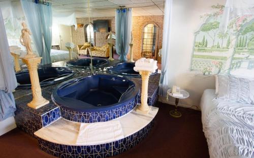 肖维尼根奥博格拉洛乐酒店的一间位于客房内的带大型蓝色浴缸的浴室