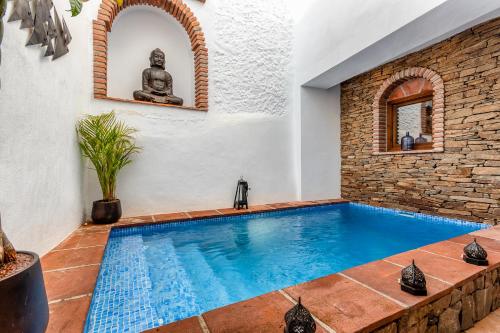 孔佩塔No 9 Competa Private Holiday Rental的一座石墙房子内的游泳池