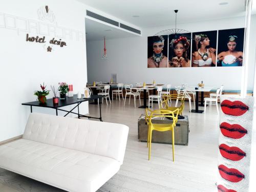 玛格丽塔萨沃亚科帕卡巴纳设计酒店的客厅配有白色的沙发和桌子
