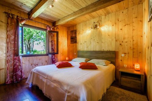 拉科维察House Marijana的卧室配有木墙内的一张床