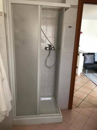 奥斯塔casa vacanze nicoletta的浴室里设有玻璃门淋浴