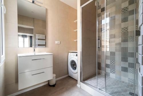 兰斯MM Suites Cathédrale的一间带洗衣机和淋浴的浴室