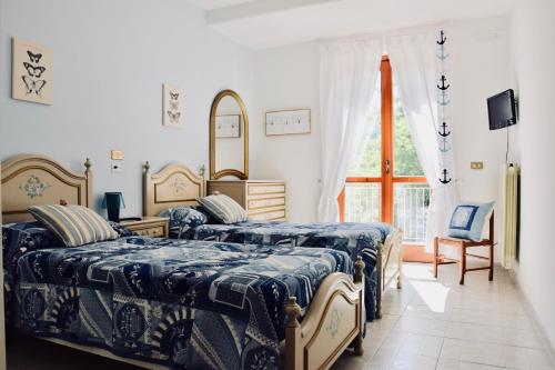 特拉蒙蒂Campinola Holiday Home PRIVATE POOL的一间卧室设有两张床和窗户。