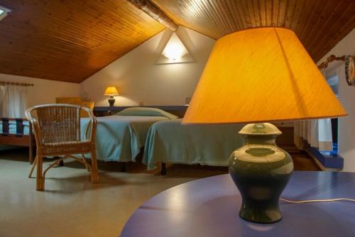 卡洛尔齐奥科尔泰Hotel Locanda Mel的卧室里一张桌子上的一盏灯,卧室里配有一张床