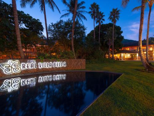伊利亚贝拉里尔维拉贝拉酒店的棕榈树屋前的游泳池