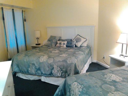 代托纳海滩Ocean Walk Resort 1502的一间卧室配有一张大床和枕头