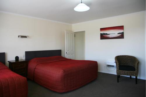 梅斯文哈特山汽车旅馆的酒店客房配有红色的床和椅子