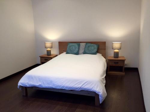 尼斯Port de Nice的一间卧室配有白色床和2个床头柜