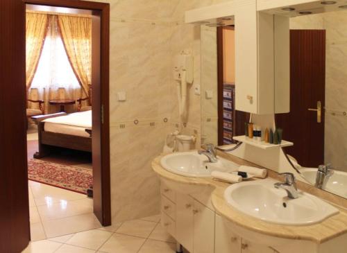 特普利莱广场酒店的一间浴室