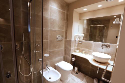 希拉Il Casato Deluxe Rooms的带淋浴、卫生间和盥洗盆的浴室