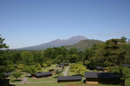 轻井泽轻井泽西王子酒店的远处的山,有房子和树木