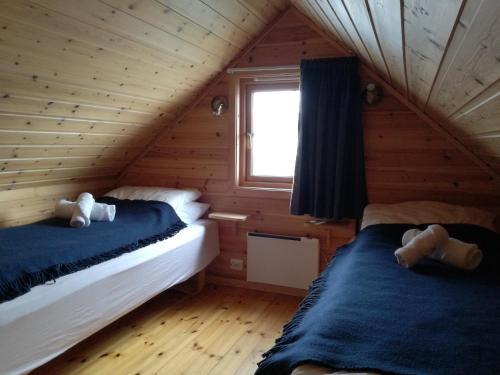 梅哈姆梅哈恩探险营地的小木屋内一间卧室,配有两张床