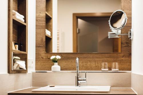 沙伊代格Hotel Edita的一间带水槽和镜子的浴室