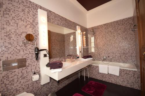 施莱登Alte Rentei的一间带水槽、浴缸和镜子的浴室