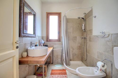 莱乌卡Ca Masci - Lovely House in Leuca的浴室配有水槽、淋浴和浴缸。