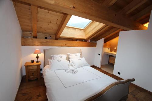 代堡La Montagne的阁楼卧室配有白色床