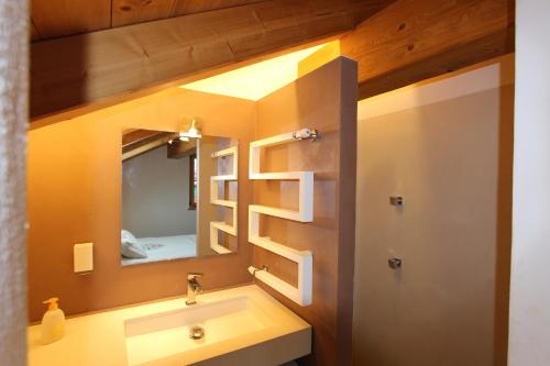 代堡La Montagne的一间带水槽和镜子的浴室