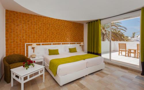 米多恩El Mouradi Djerba Menzel的一间卧室设有一张床和一个阳台