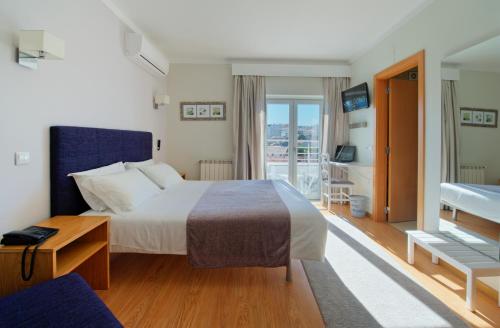 莱里亚蒂尼斯D酒店的酒店客房设有一张床和一个阳台。