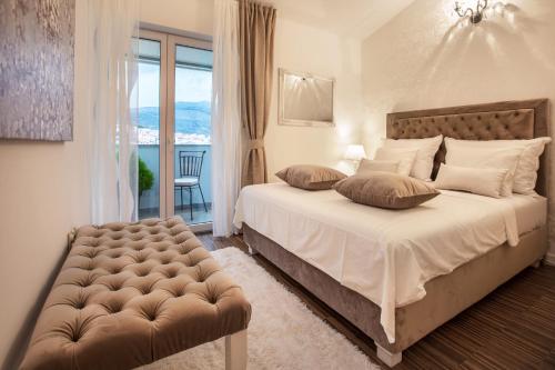 斯普利特Apartment Toni Relax的卧室配有床、椅子和窗户。