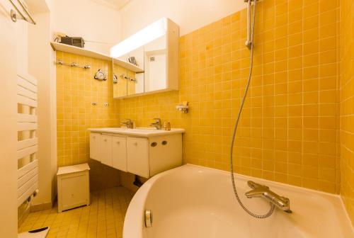 巴黎Veeve - Classic Montparnasse的带浴缸和盥洗盆的浴室