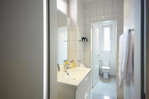 埃森Aparthotel TU-TU的白色的浴室设有水槽和卫生间。