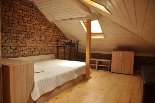 普列文Ema Artistic House的一间卧室设有一张床和砖墙