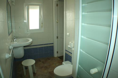 科尼尔-德拉弗龙特拉伊莎贝尔的角落旅馆的一间带卫生间和水槽的浴室