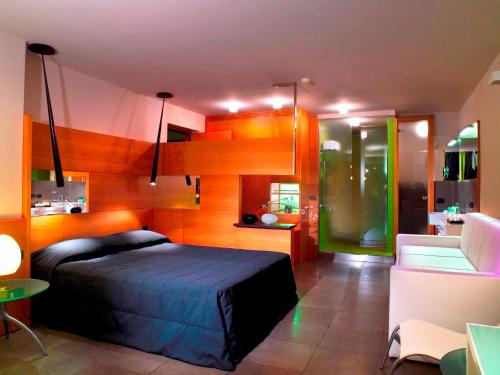 罗马祖恩酒店的一间卧室设有一张床和一间客厅。