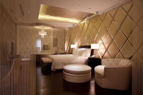 台北薇阁精品旅馆 - 大直旗舰馆的配有一张床和一把椅子的酒店客房