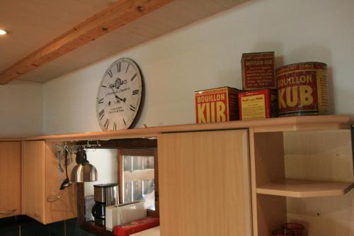 苏茨马特grande Cahute的橱柜顶上的时钟和书籍