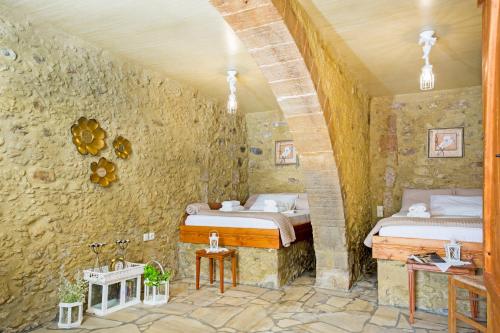 基萨莫斯Petrakis Cretan Homes的一间卧室设有两张石墙床。