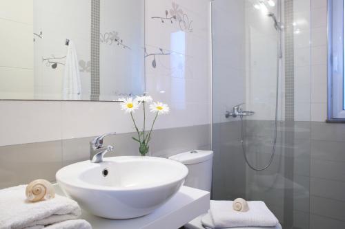苏卡雷斯Villa Maria的白色的浴室设有水槽和淋浴。