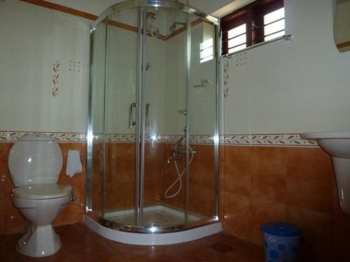 瓦尔卡拉拉加哈尼第五季酒店的带淋浴、卫生间和盥洗盆的浴室