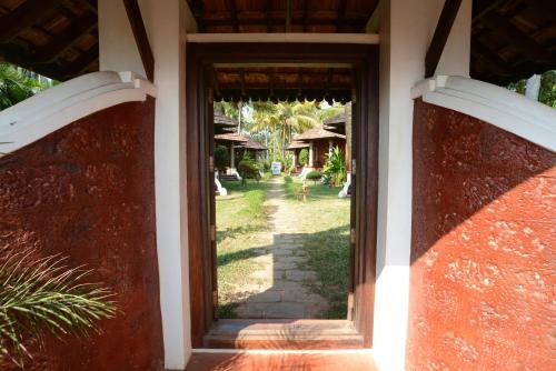 瓦尔卡拉拉加哈尼第五季酒店的通往带院子的房子的敞开的门