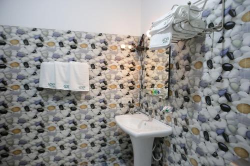 ACME Grand Hotel的一间浴室