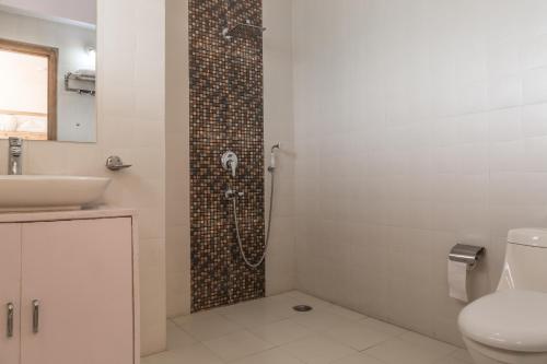 列城Ree Hostel的带淋浴、卫生间和盥洗盆的浴室