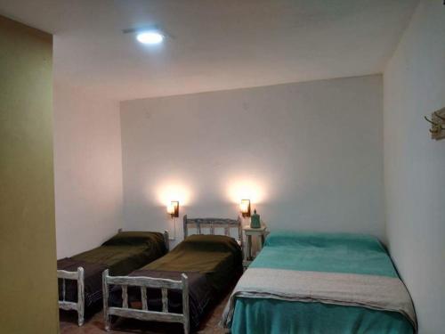 埃斯基纳Santo Domingo的一间卧室,配有两张床