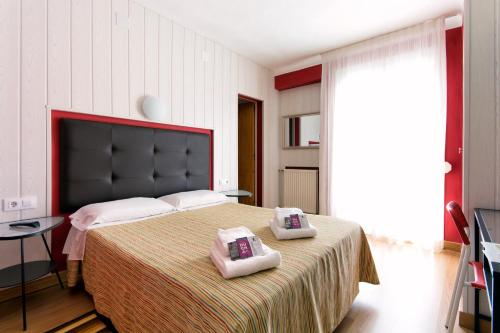 卡尔德斯德马拉维亚法布雷亚斯旅馆的一间卧室配有一张大床和两条毛巾