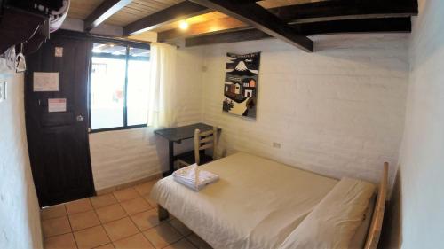 基多劳伯格客栈旅馆的小房间设有床和窗户