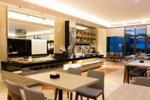 台东V-旅館台東假期商旅的大楼内带桌椅的用餐室