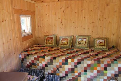 科林基拉Metsäpirtti的一间卧室配有一张四张照片的床
