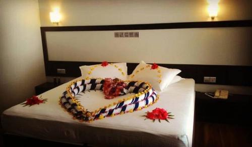 图鲁斯杜巴图塔马尔代夫海浪景观旅馆的床上有蛋糕的床