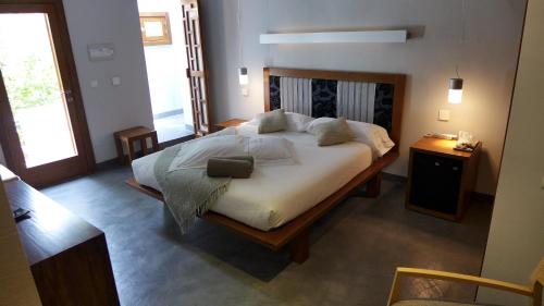厄尔·坎皮洛·德·罗达尔自然公园庭院酒店的一间卧室,卧室内配有一张大床